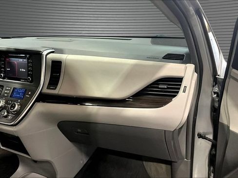 Used 2019 Toyota Sienna XLE FWD image 26