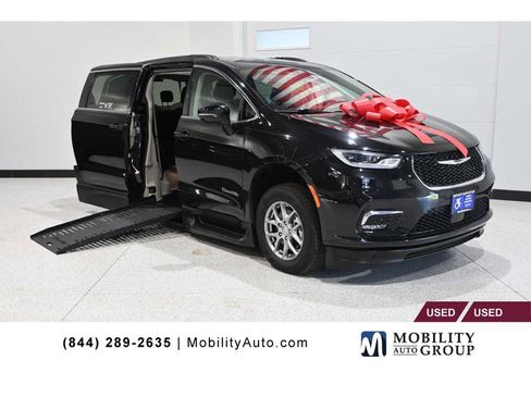 Used 2021 Chrysler Pacifica Touring w/ Cold Weather Group FWD image 1