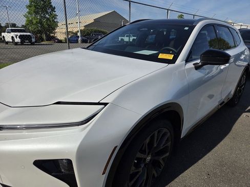 Used 2025 Toyota Crown Signia w/ Advanced Technology Package image 5