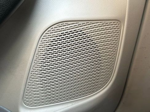 Used 2018 Chrysler Pacifica Touring-L Plus image 19