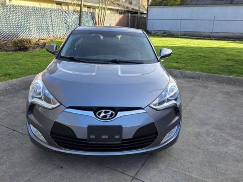 Used 2017 Hyundai Veloster FWD image 2