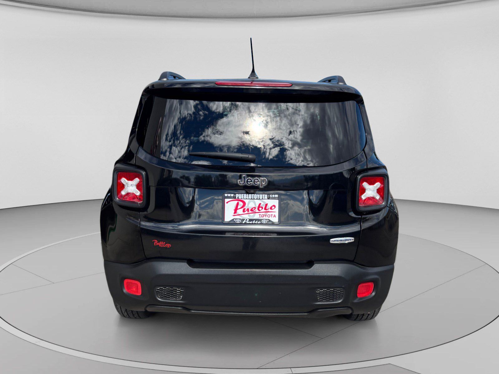 Used 2017 Jeep Renegade Latitude FWD image 4