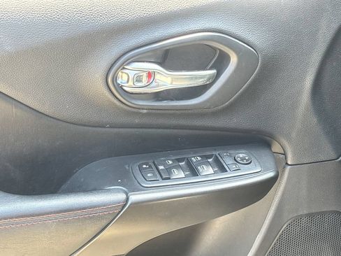 Used 2020 Jeep Cherokee Trailhawk AWD/4WD image 16