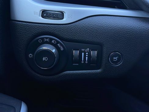 Used 2018 Jeep Cherokee Trailhawk w/ Comfort/Convenience Group AWD/4WD image 21