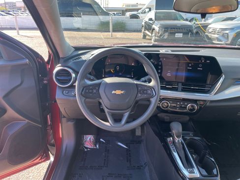 Used 2025 Chevrolet Trax LT image 27