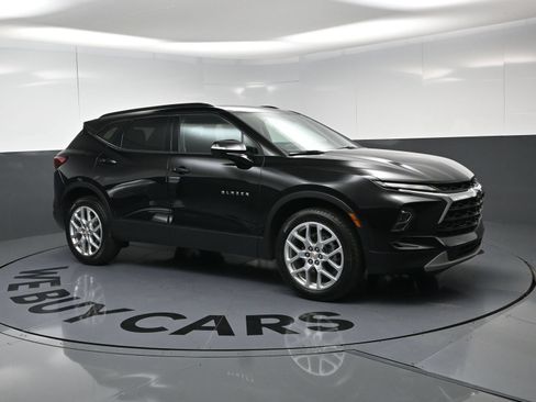 Used 2025 Chevrolet Blazer LT w/ Sound & Technology Package FWD image 2