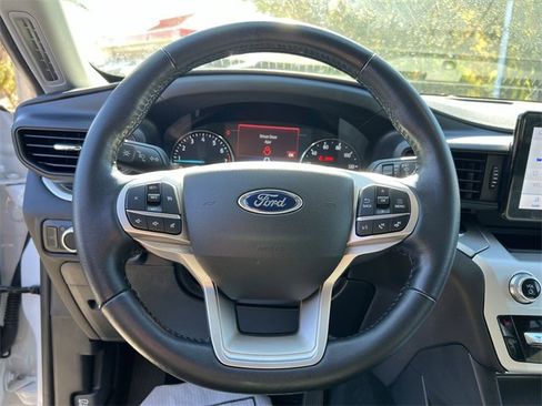 Used 2022 Ford Explorer XLT image 14