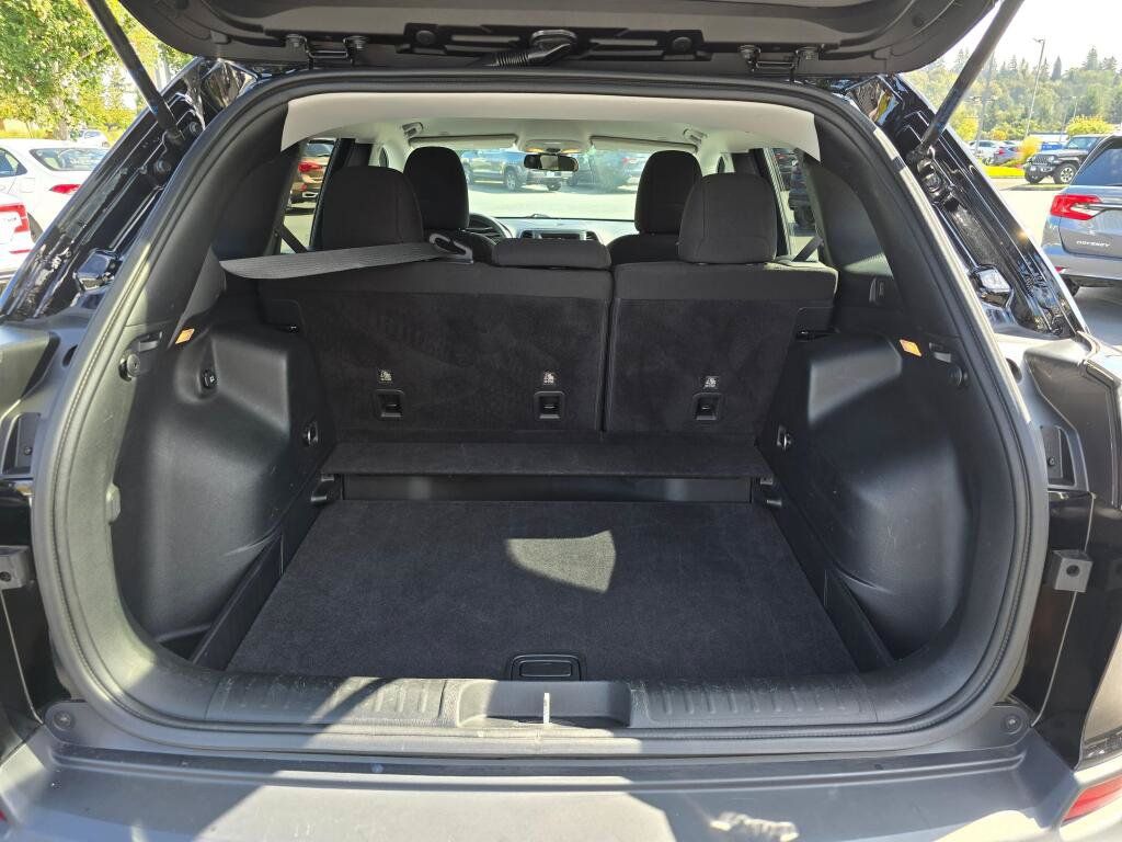 Used 2019 Jeep Cherokee Latitude w/ Cold Weather Group FWD image 5