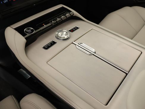 New 2026 Lincoln Navigator Premiere AWD/4WD image 8