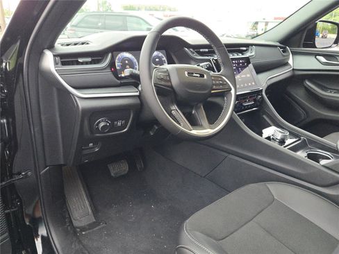 New 2025 Jeep Grand Cherokee Altitude image 23