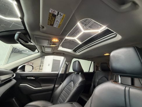 Used 2024 Toyota Highlander XLE image 5
