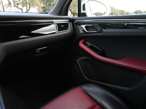 Used 2018 Porsche Macan image 8