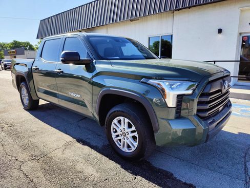 Used 2022 Toyota Tundra SR5 w/ SR5 Convenience Package AWD/4WD image 2