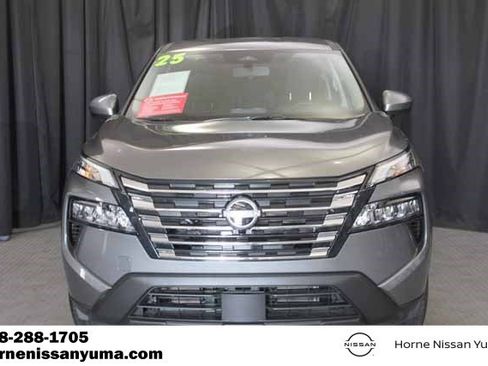 Used 2025 Nissan Rogue SV image 2