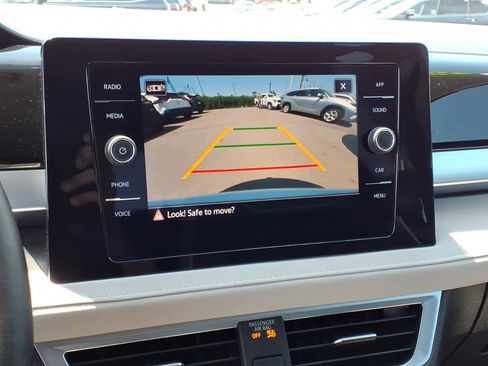 Used 2025 Volkswagen Taos SE FWD image 14