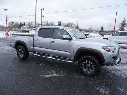 Used 2022 Toyota Tacoma TRD Off-Road image 2