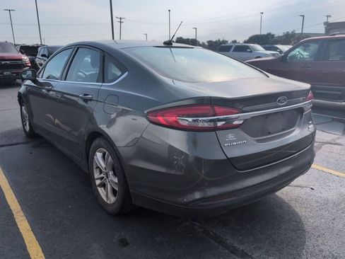 Used 2018 Ford Fusion SE w/ Fusion SE Technology Package FWD image 2