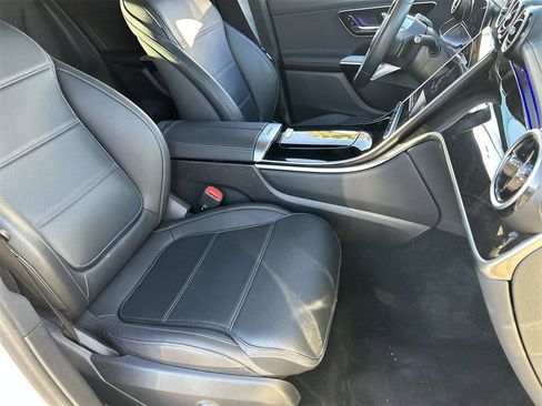 Used 2025 Mercedes-Benz GLC 300 4MATIC image 8
