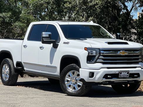 Used 2024 Chevrolet Silverado 3500 High Country w/ Technology Package AWD/4WD image 2