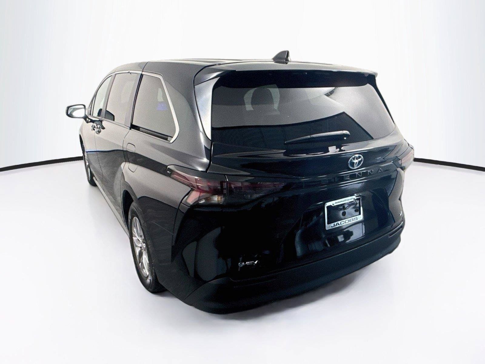 Used 2025 Toyota Sienna LE FWD image 3