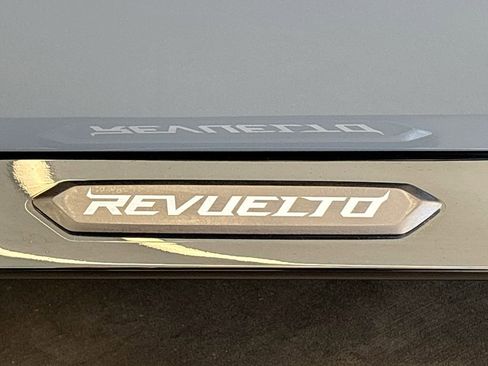 Used 2024 Lamborghini Revuelto image 22