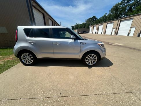 Used 2017 Kia Soul + image 3