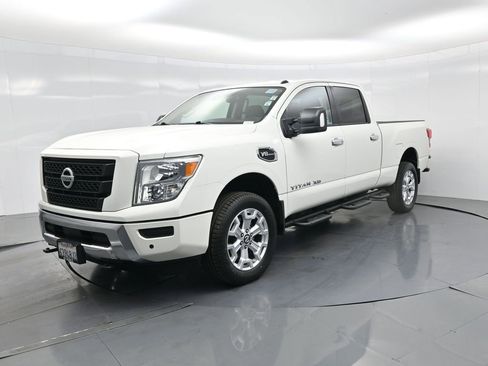 Used 2021 Nissan Titan SV w/ SV Convenience Package image 2