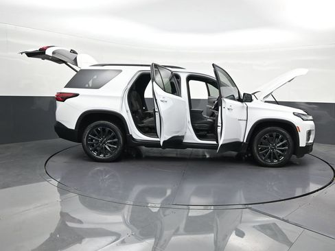 Used 2023 Chevrolet Traverse RS FWD image 33