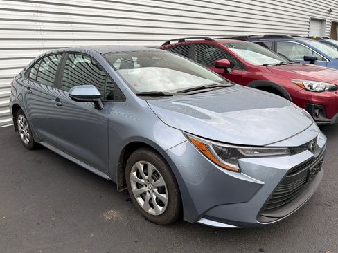 Used 2025 Toyota Corolla LE image 2