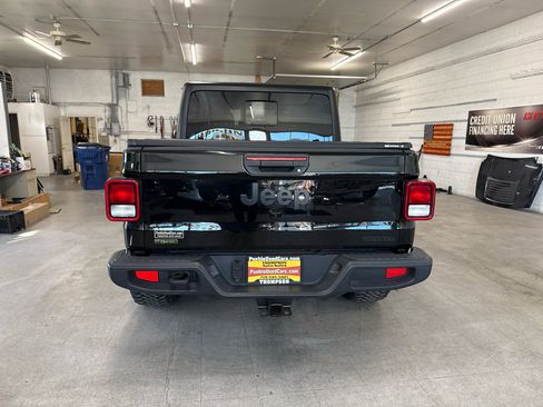 Used 2021 Jeep Gladiator Sport image 3