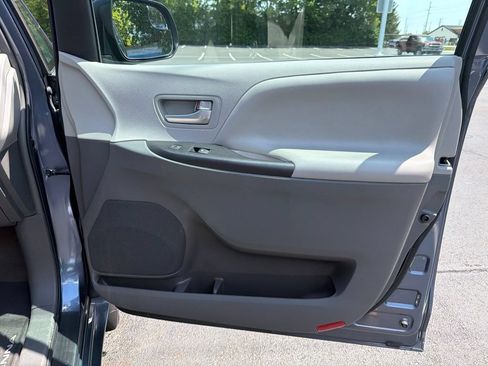 Used 2016 Toyota Sienna LE FWD image 25