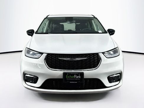 Used 2024 Chrysler Pacifica Touring-L FWD image 2
