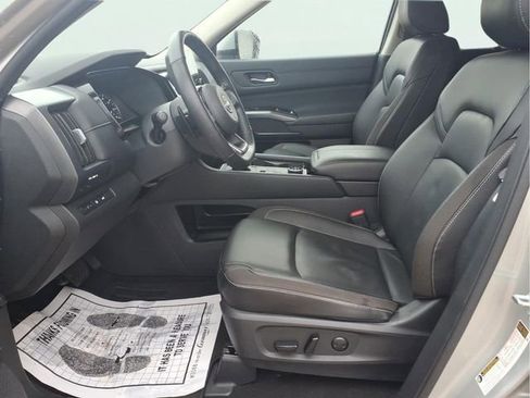 Used 2025 Nissan Pathfinder SL AWD/4WD image 17