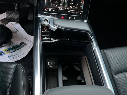 Used 2022 Audi e-tron Premium Plus w/ Premium Plus Package image 24