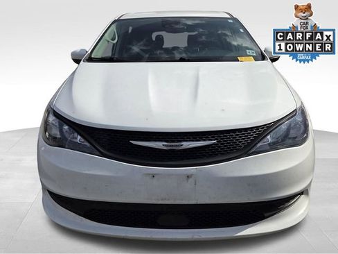 Used 2023 Chrysler Voyager LX image 2