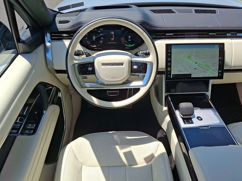Used 2025 Land Rover Range Rover SE AWD/4WD image 4