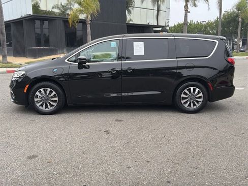 Used 2024 Chrysler Pacifica Select image 7