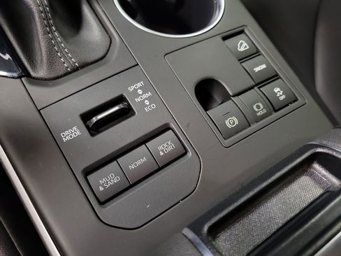 Used 2023 Toyota Highlander XLE AWD/4WD image 14