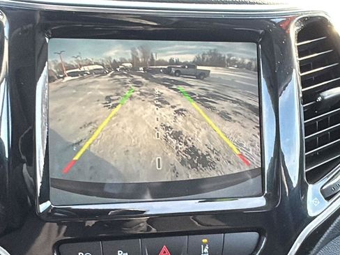 Used 2021 Jeep Cherokee Limited image 19