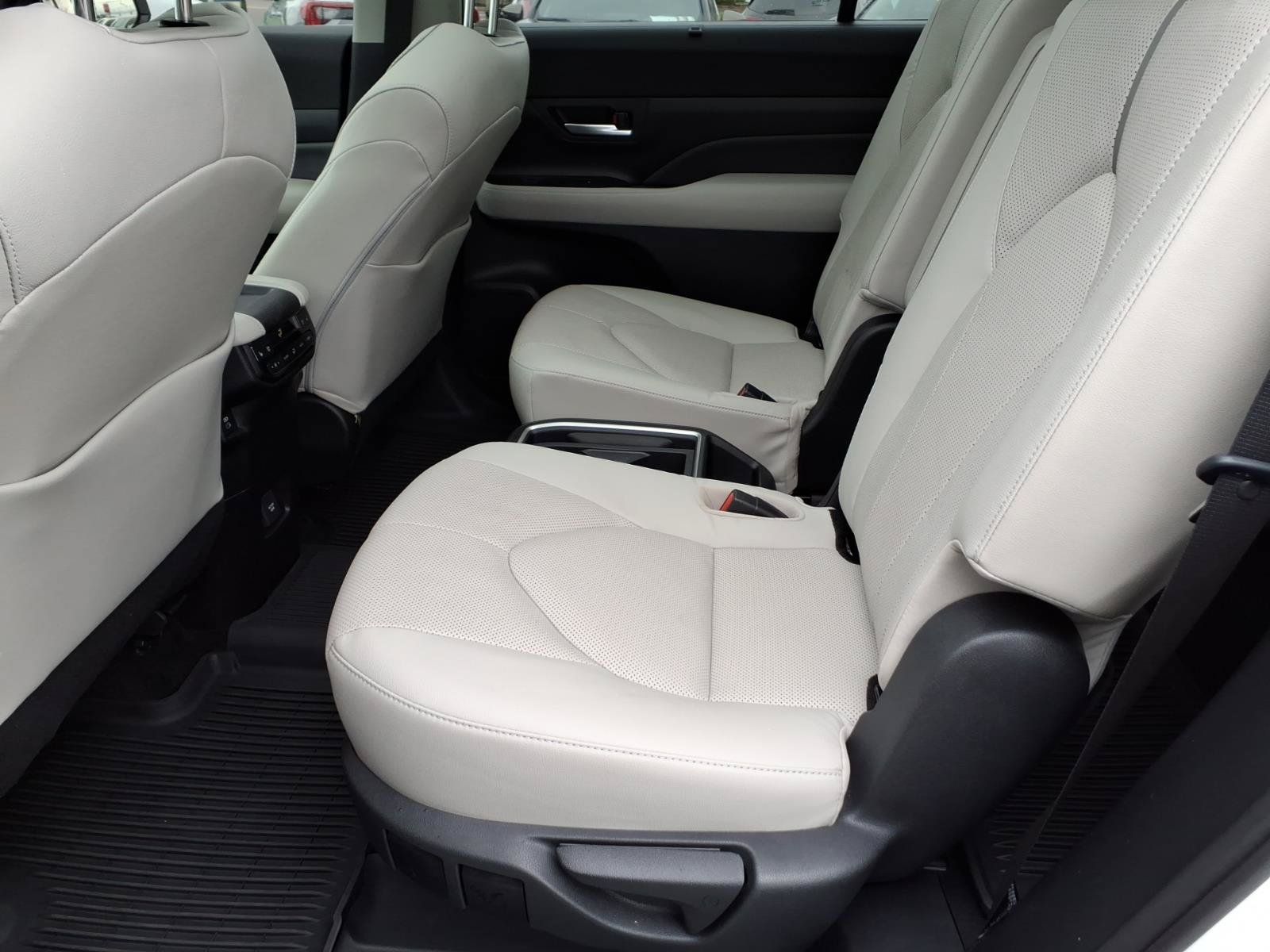Used 2024 Toyota Grand Highlander AWD image 25