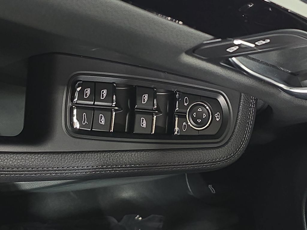 Certified 2026 Porsche Macan AWD/4WD image 21