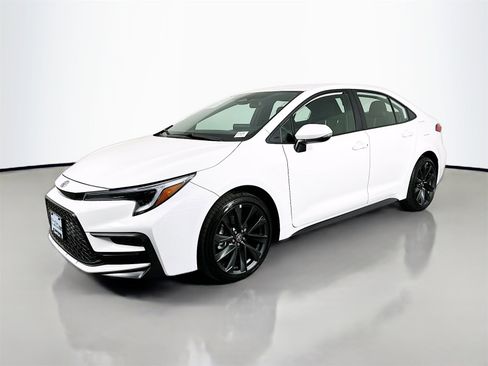 Certified 2025 Toyota Corolla SE image 3