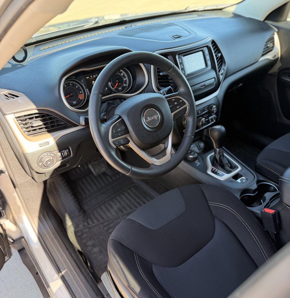 Used 2015 Jeep Cherokee Latitude AWD/4WD image 9