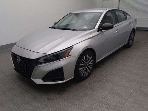 Used 2024 Nissan Altima 2.5 SV image 2