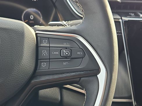 Used 2025 Jeep Grand Cherokee Altitude image 19