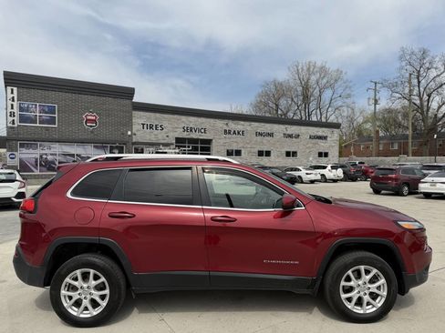 Used 2017 Jeep Cherokee Latitude w/ Cold Weather Group AWD/4WD image 8