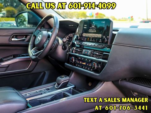 Used 2024 Nissan Pathfinder SL w/ SL Premium Package image 11