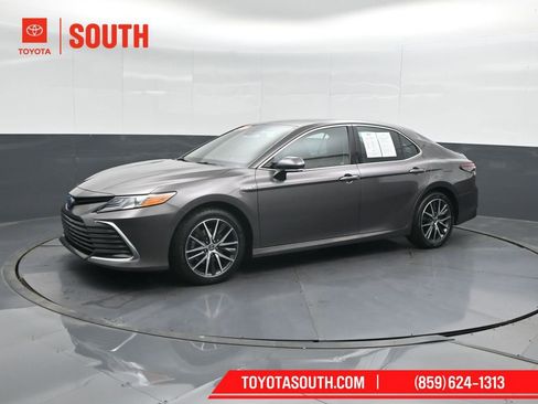 Used 2021 Toyota Camry XLE image 7