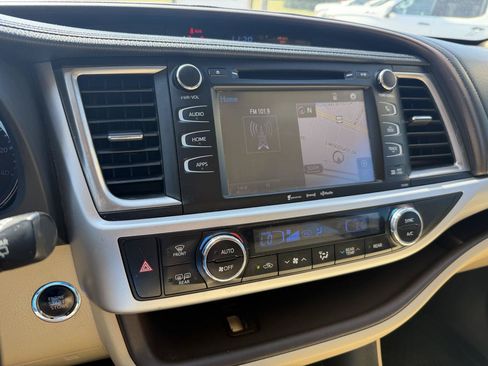 Used 2019 Toyota Highlander XLE FWD image 9