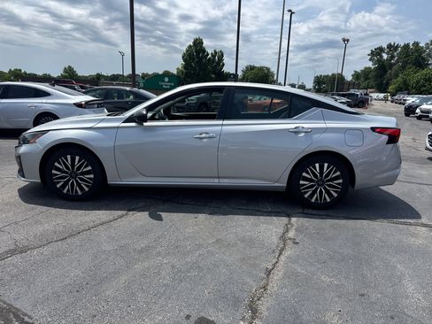 Used 2024 Nissan Altima 2.5 SV FWD image 3